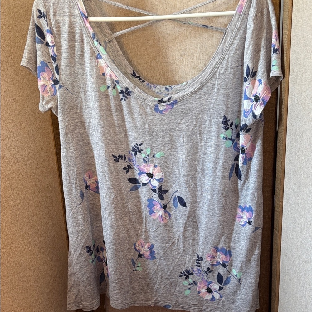 SO Gray Floral Short Sleeve Top medium